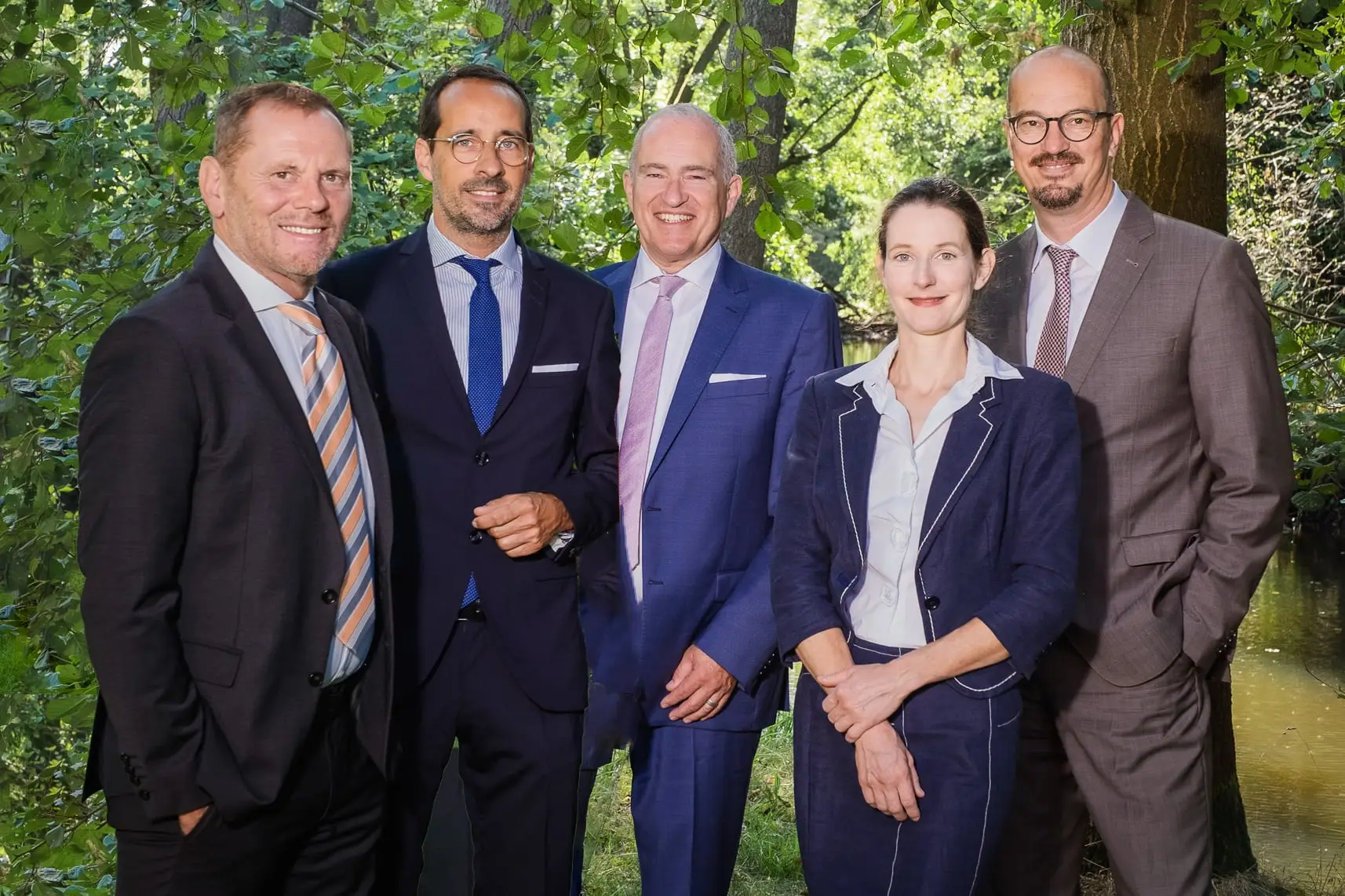 Gruppenfoto der fünf Rechtsanwälte und Notare der Kanzlei RINCK im Grünen
